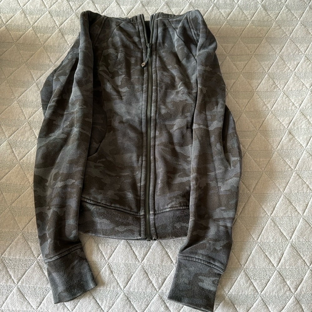 Size 6 lululemon scuba hoodie